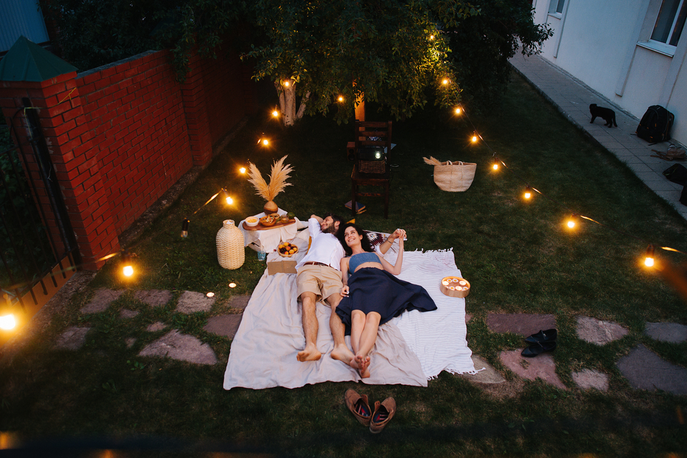 parents date night ideas: Go On a Picnic